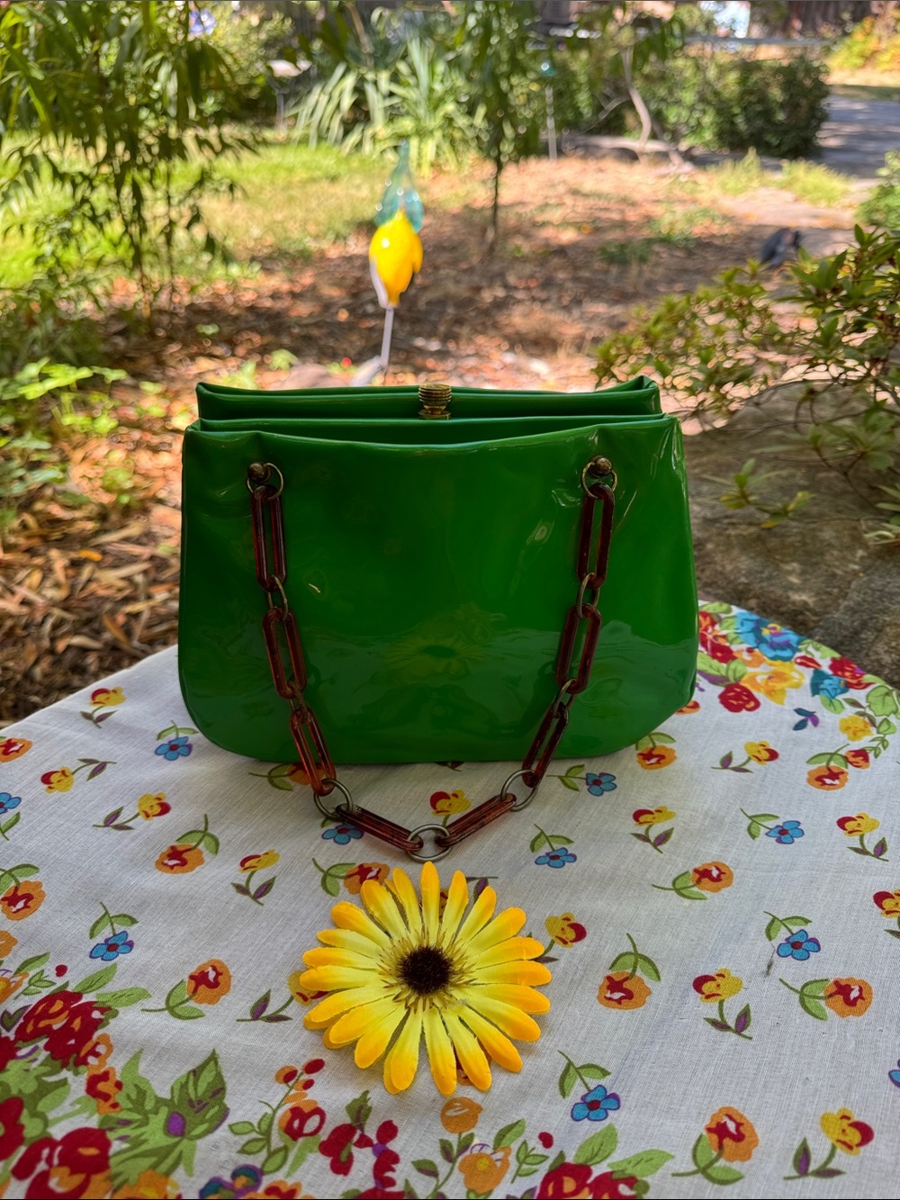👛 RARE + Vintage; Kelly Green 50’s/60’s Vinyl Purse w/Coca Cola Colored Handles!